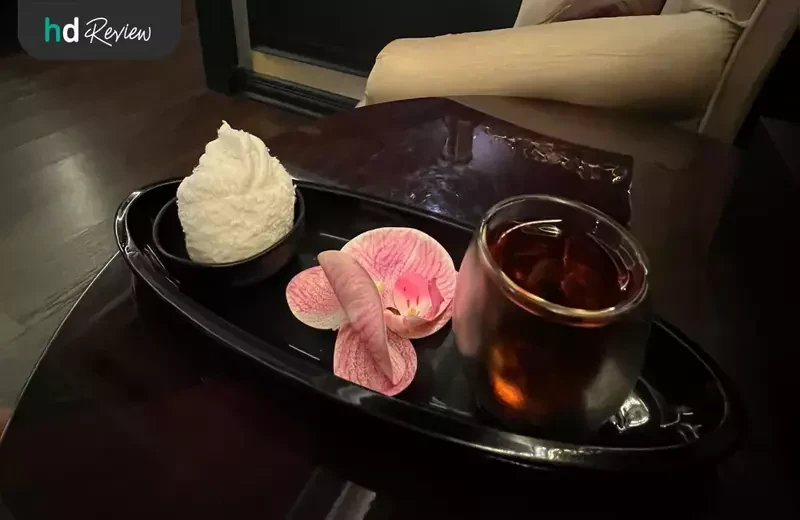 เสิร์ฟน้ำมะตูมพร้อมกับผ้าก่อนนวด ที่ Grand Massage & Spa