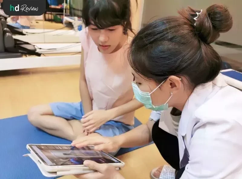 ผู้ใช้บริการทำกายภาพบำบัด ปรับกระดูกสันหลังคด ที่ Newton EM Physiotherapy Clinic