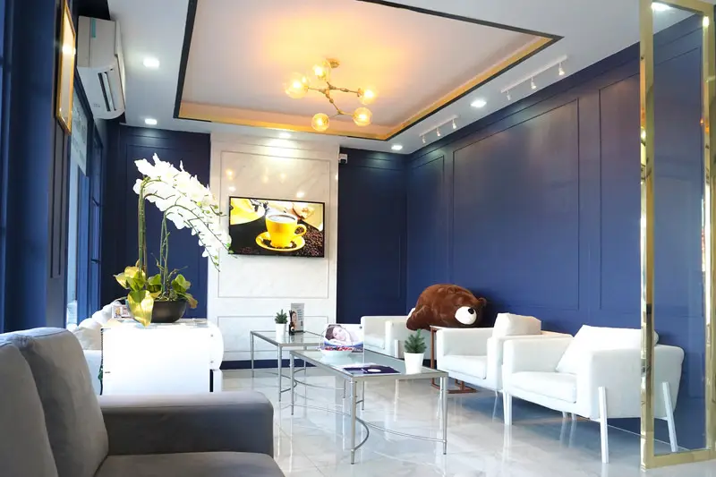 รวมคลินิกศัลยกรรม, The East Clinic