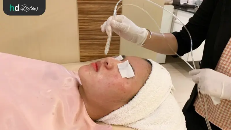 พ่นฆ่าเชื้อด้วย Oxy Jet Peel และอบแสง Blue Light ที่ คลีนิคคุณหมอ (Clinic Khunmor เชียงใหม่)