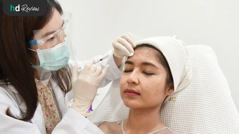 คุณหมอฉีดโบท็อกซ์ริ้วรอยบริเวณหน้าผาก ที่ Bless Clinic สุพรรณบุรี