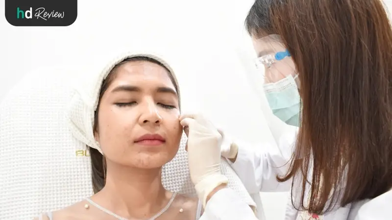 คุณหมอฉีดโบท็อกซ์ริ้วรอยบริเวณหางคิ้ว ที่ Bless Clinic สุพรรณบุรี