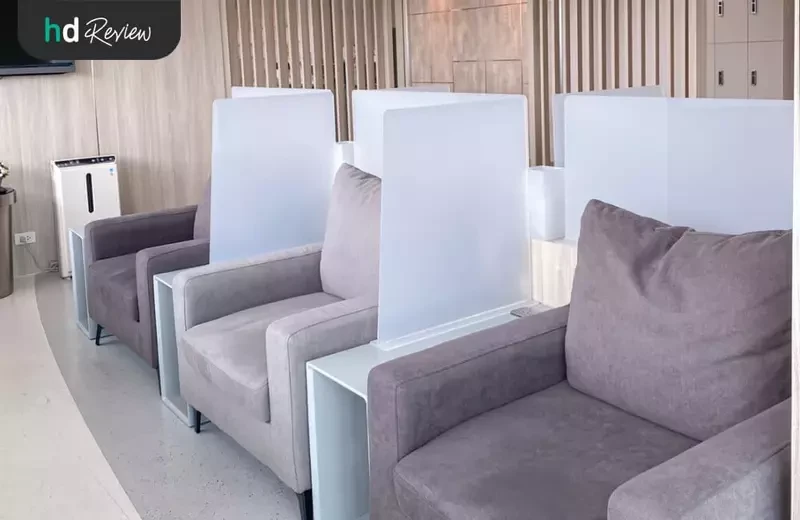 โซฟานั่งรอก่อนรับบริการ ที่ The Signature Clinic