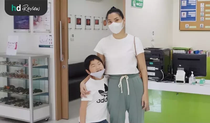 รูปคู่ลูกชายที่ศูนย์จักษุ โรงพยาบาลสหวิทยาการมะลิ