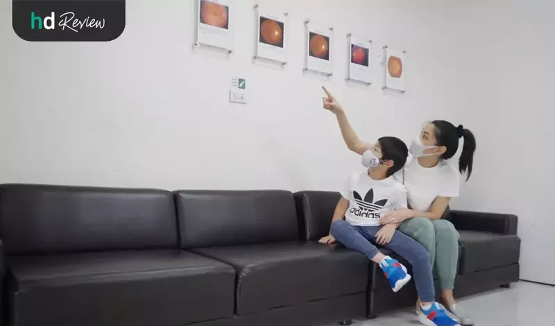 ระหว่างรอผลตรวจสุขภาพตาเด็ก ที่ โรงพยาบาลสหวิทยาการมะลิ