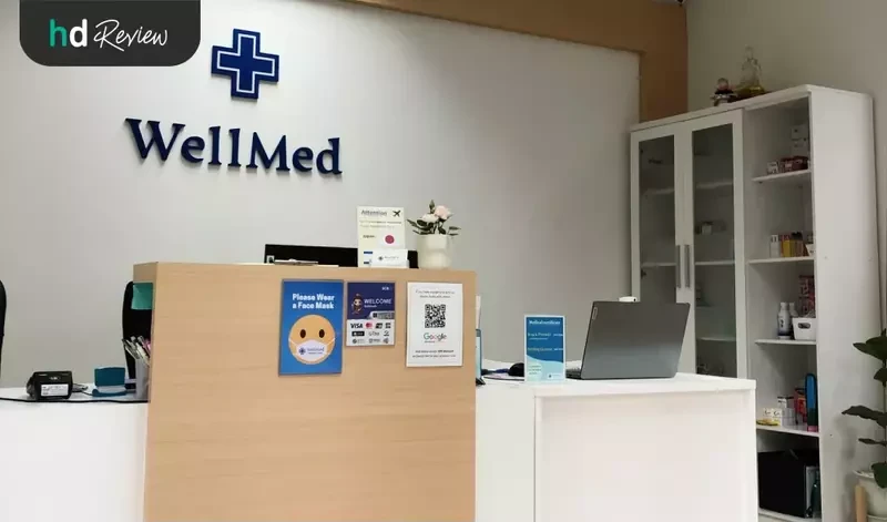 บรรยากาศบริเวณเคาน์เตอร์ที่ Wellmed Bangkok Clinic
