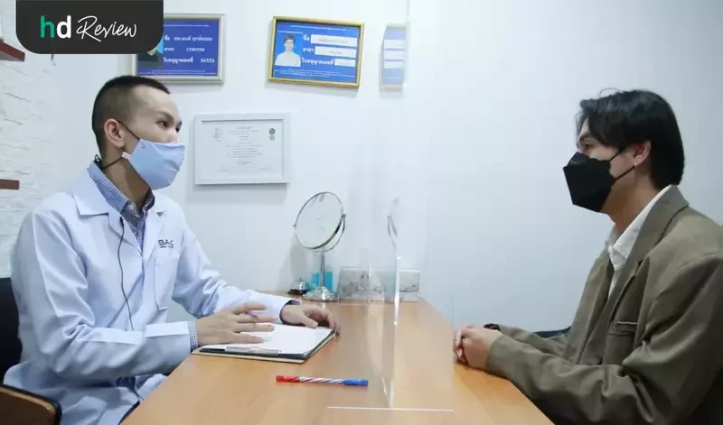ฟังผลตรวจกับแพทย์เกี่ยวกับคลื่นไฟฟ้าหัวใจ EKG