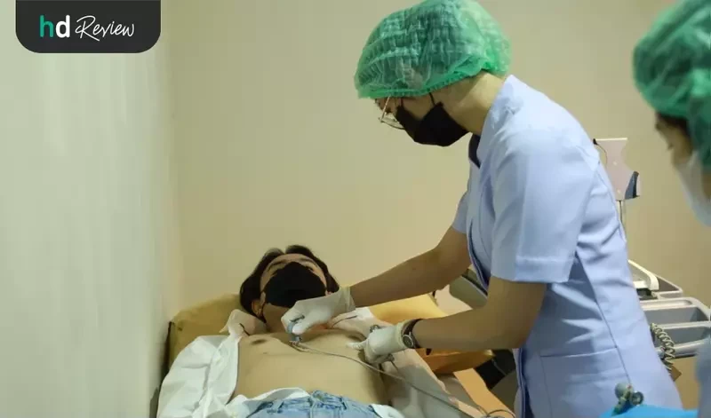 เจ้าหน้าที่กำลังติดอุปกรณ์ตรวจคลื่นไฟฟ้าหัวใจ EKG ที่ BAAC