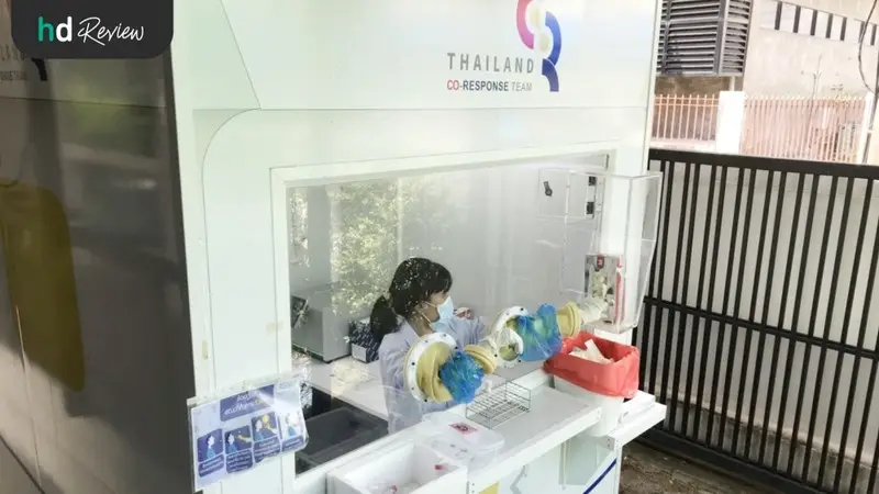เจ้าหน้าที่ในห้องแรงดันลบสำหรับตรวจโควิด ที่ ATGenes