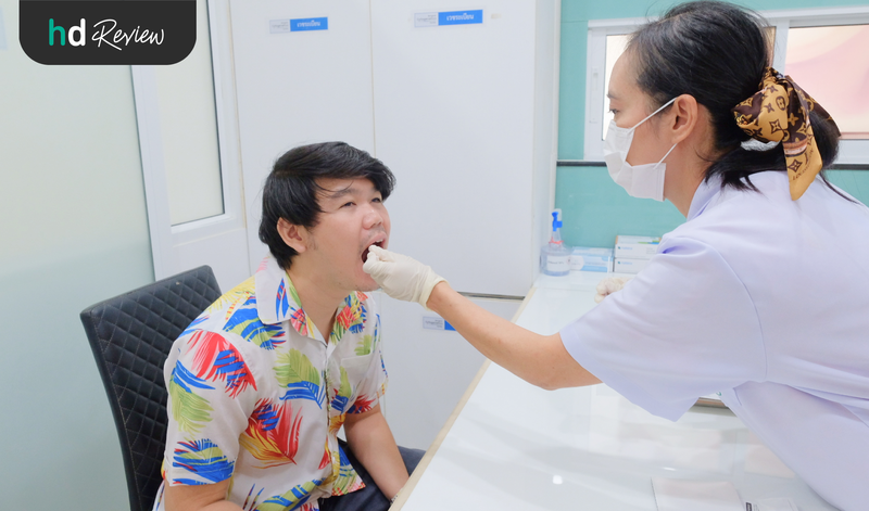 ขั้นตอนการเก็บตัวอย่างเนื้อเยื่อกระพุ้งแก้มจากคุณพ่อ