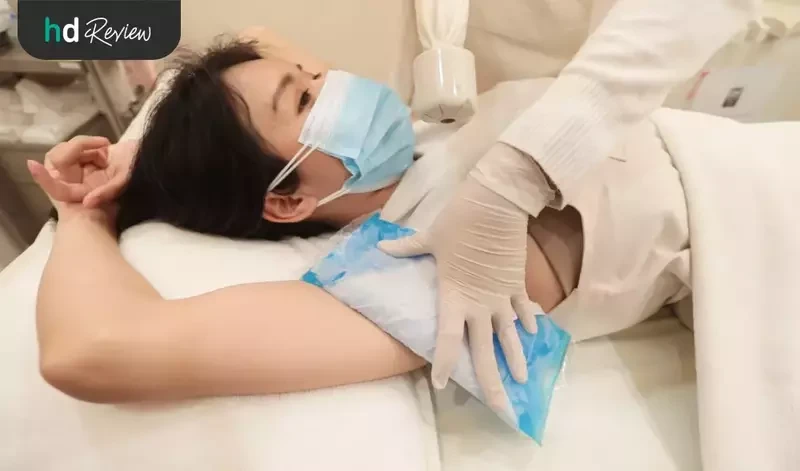 ประคบเย็น ก่อนกำจัดขนรักแร้ ด้วย Long Pulse ND: YAG ที่ La Grace Clinic