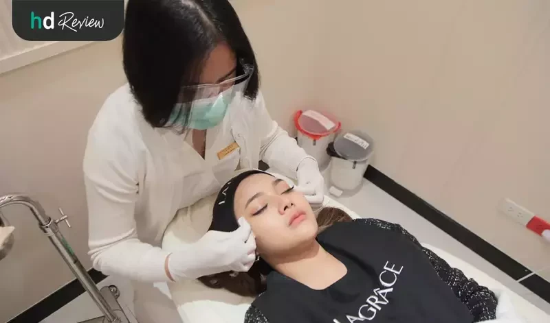 ทำความสะอาดหน้าก่อนฉีดฟิลเลอร์ใต้ตา Restylane แก้ปัญหาใต้ตาคล้ำ ที่ La Grace Clinic