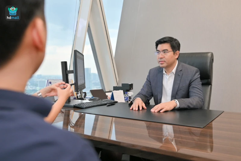 นายแพทย์พูนเกียรติ ปัญญามิตร ให้คำปรึกษาเรื่องภาวะมีบุตรยาก