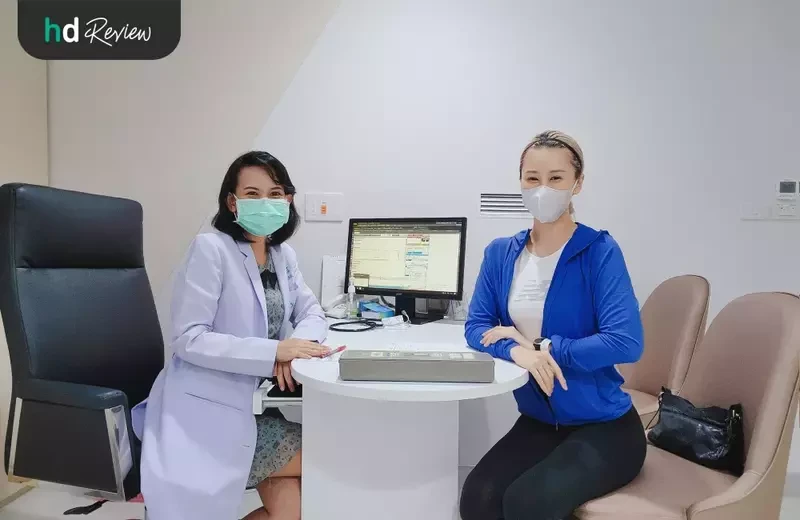 คุณหมอและผู้ใช้บริการตรวจคัดกรองต่อมไทรอยด์ ที่ โรงพยาบาลพญาไท 2
