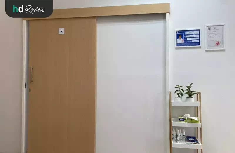 บรรยากาศหน้าห้องฉีดวัคซีนป้องกันไวรัสตับอักเสบบี ที่ Wellmed Bangkok Clinic