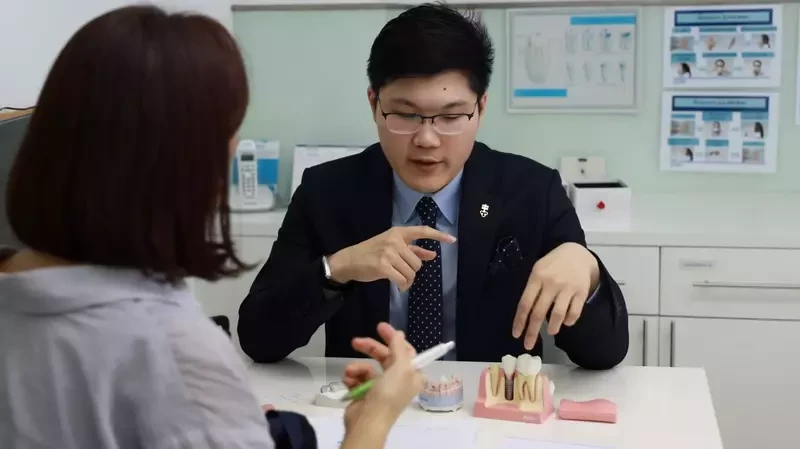 รากฟันเทียมคืออะไร? เหมาะกับใคร? เตรียมตัวก่อนทำยังไง? ตอบครบทุกข้อมูลโดยทันตแพทย์