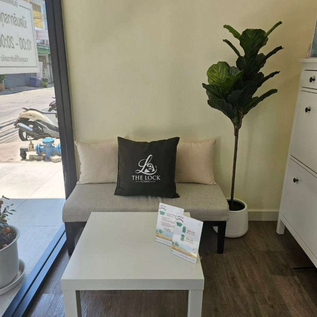 ฉีดสิว บริเวณทั่วใบหน้า 1 ครั้ง ที่ The Lock Clinic