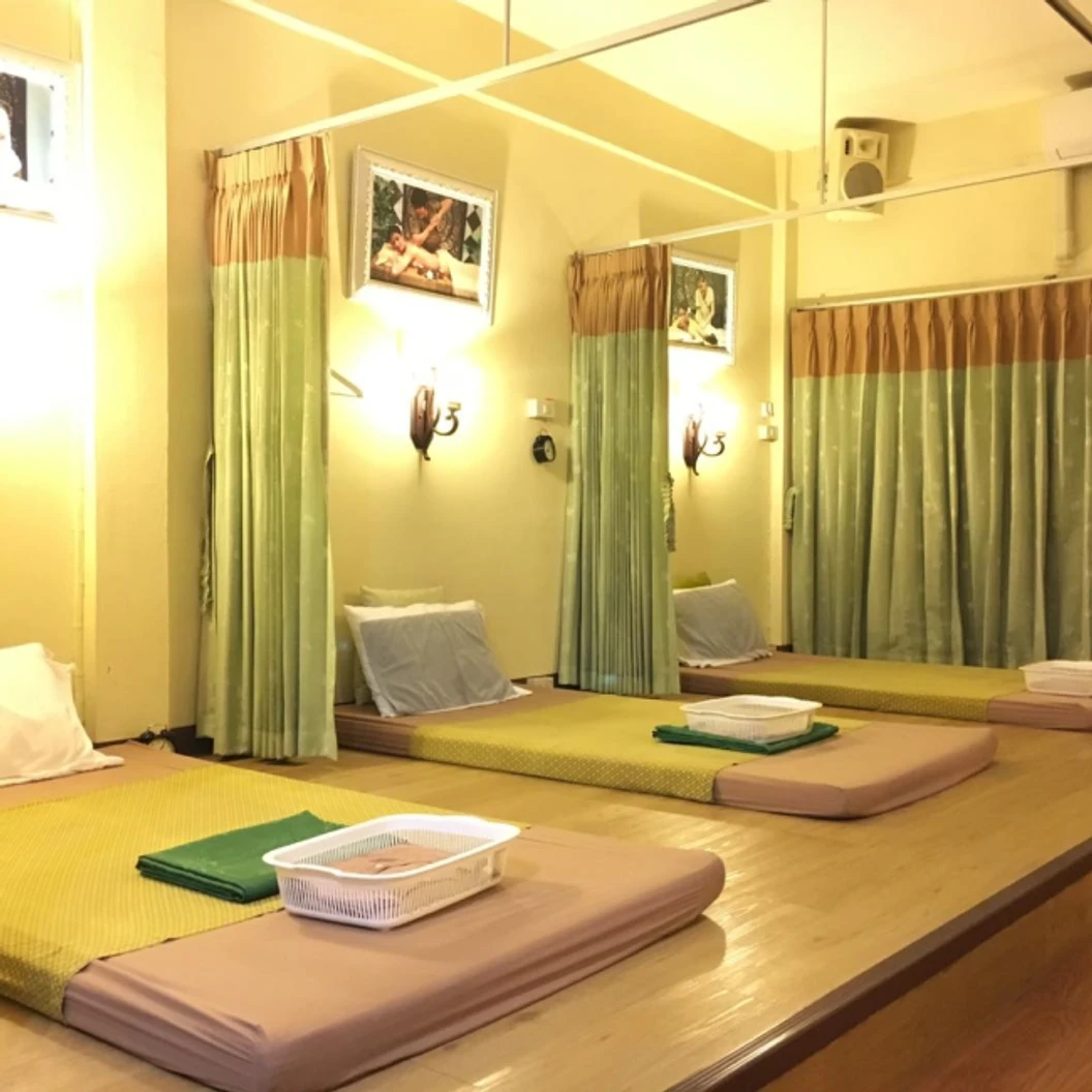 นวดบรรเทาอาการออฟฟิศซินโดรม 60 นาที 1 ครั้ง ที่ Smile Massage Ekkamai