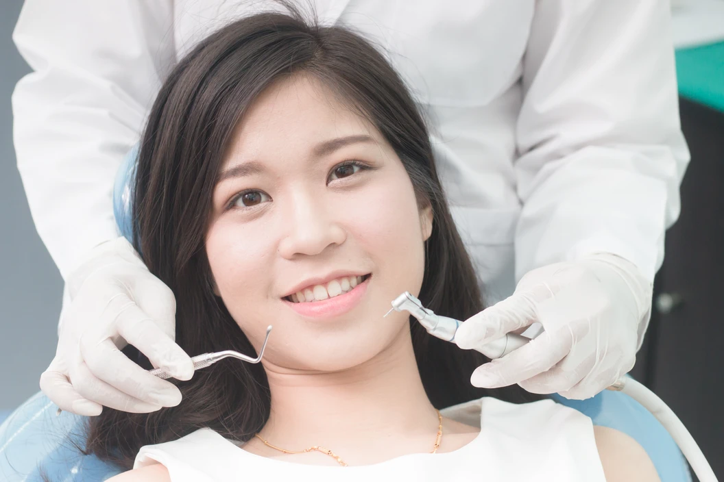ขูดหินปูน พร้อมเคลือบฟลูออไรด์ ที่ Bangkok Dental Care