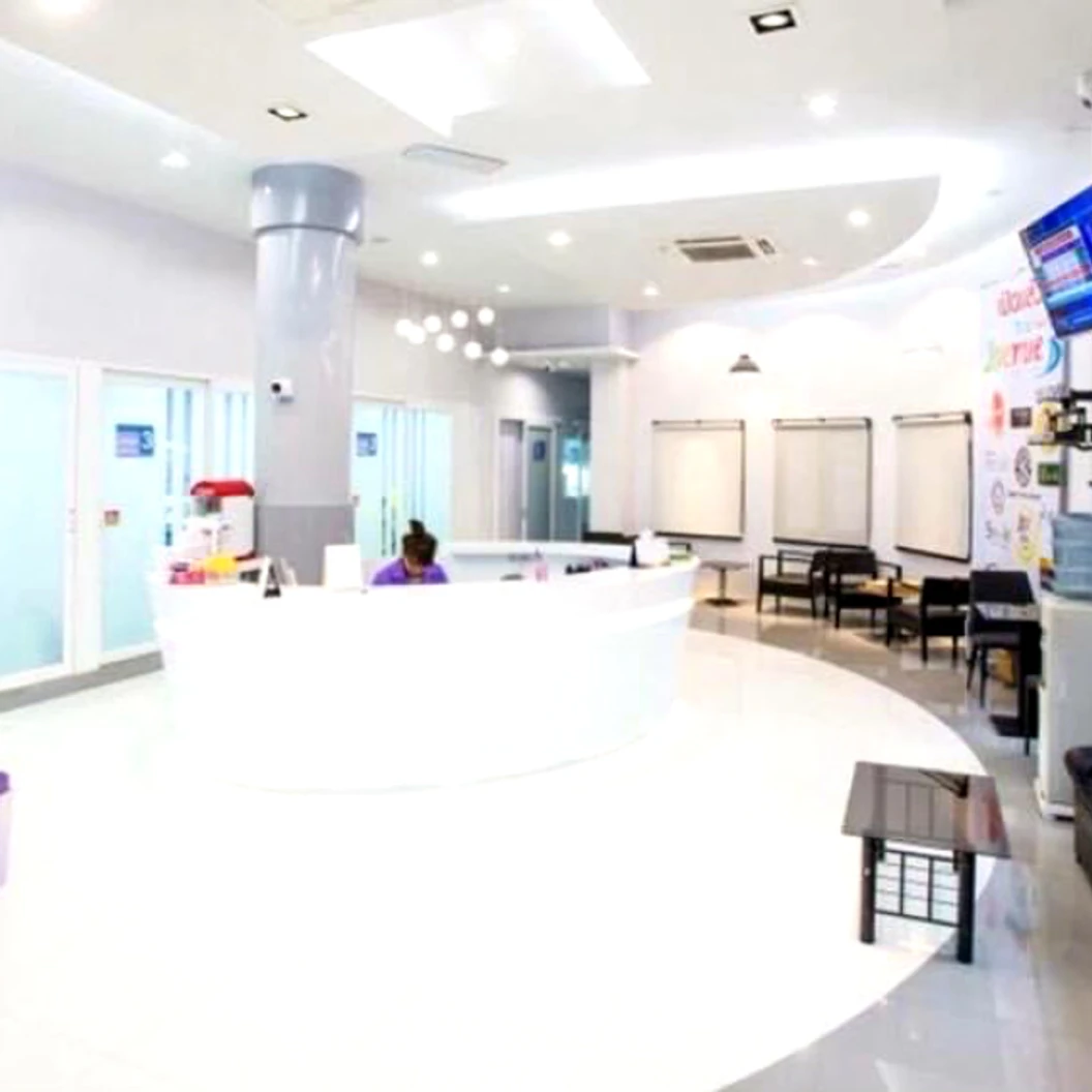 เคลือบผิวฟันและแปะฟันขาว ด้วยวีเนียร์เซรามิก 1 ซี่ ที่ Dental One Clinic