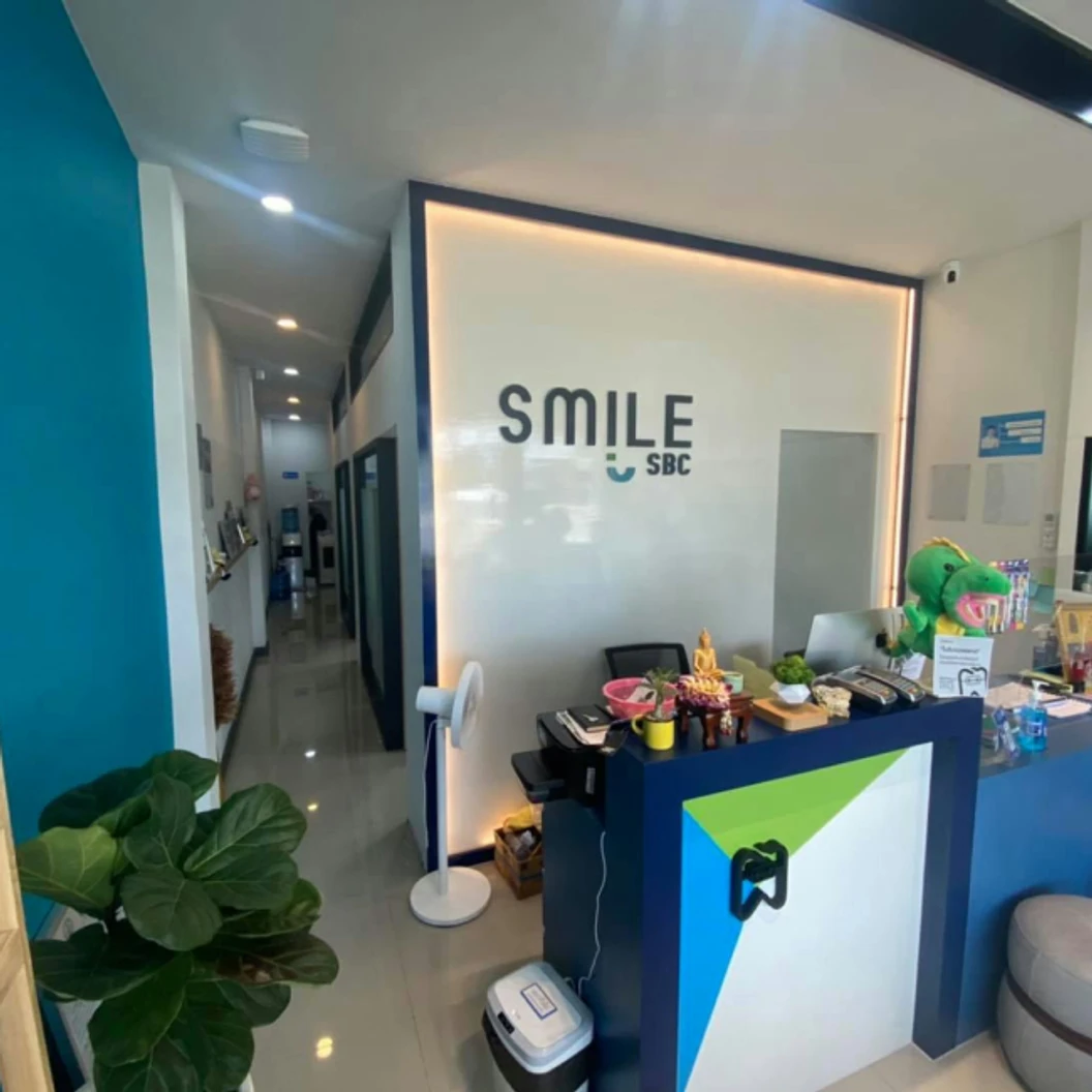 อุดฟันด้วยวัสดุสีเหมือนฟันหรือถอนฟัน ไม่เกิน 24 ซี่ ทำได้ทุกซี่ ที่ SmileSBC