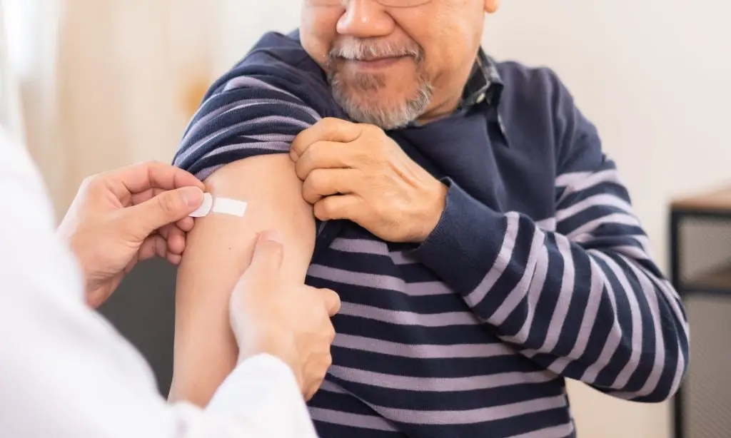 รวม 10 คำถามวัคซีน RSV ในผู้ใหญ่และผู้สูงอายุ จำเป็นไหม ฉีดช่วงไหนดีที่สุด? 5 รวม 10 คำถามวัคซีน RSV ในผู้ใหญ่และผู้สูงอายุ จำเป็นไหม ฉีดช่วงไหนดีที่สุด?