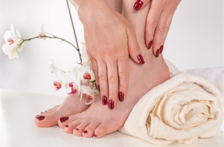 ทาสีเล็บมือและเล็บเท้า อย่างละ 2 ข้าง ด้วยสีเจล 1 ครั้ง ที่ Nnails