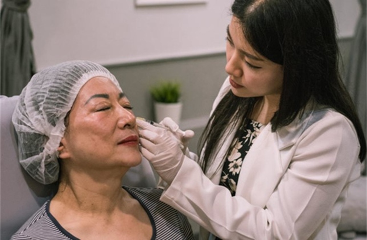 ฉีดโบท็อกซ์เกาหลี Botulax ไม่เกิน 25 ยูนิต เพื่อลดริ้วรอย 1 บริเวณ 1 ครั้ง ที่ The Cocktail Clinic