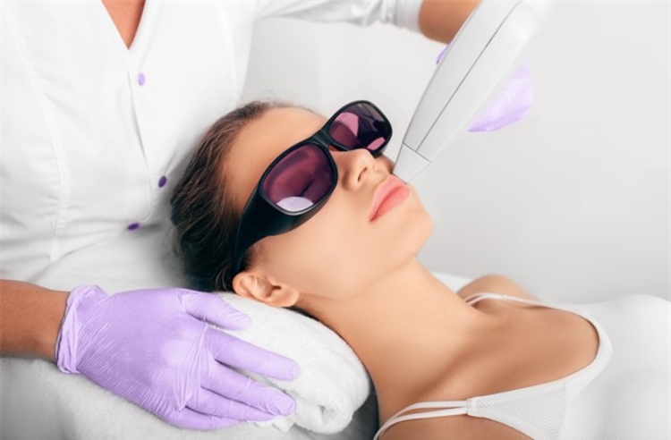 คอร์สเลเซอร์ Q-Switch ทำปากชมพู ลดรอยคล้ำ 5 ครั้ง ที่ Divine Aesthetic Clinic