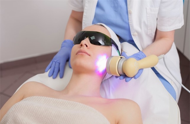 ทำเลเซอร์ Q-Beam ปรับสีผิวใบหน้าให้ดูสว่าง ไม่จำกัดช็อต 1 ครั้ง ที่ Divine Aesthetic Clinic