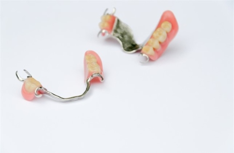 ทำฟันปลอมอะคริลิกแบบถอดได้ บนหรือล่าง 1 ชิ้น ที่ About Tooth Dental Clinic