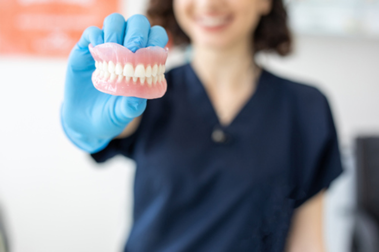 ทำโครงอะคริลิคชนิดถอดได้ สำหรับฟันปลอม 1 ชิ้น ที่ LDC Dental