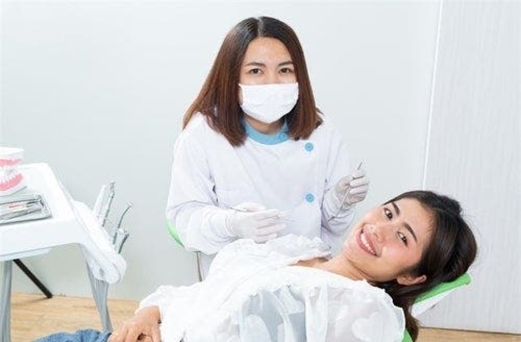 ฟอกสีฟัน ด้วยระบบ Cool light พร้อมขูดหินปูนและขัดฟัน ที่ ศูนย์จัดฟัน รากเทียม บูทีคเด็นทัล