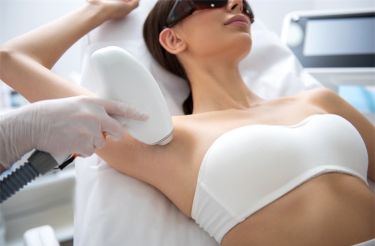 กำจัดขนรักแร้พร้อมปรับผิวใต้วงแขน ด้วย VIPL 1 ครั้ง ที่ Divine Aesthetic Clinic