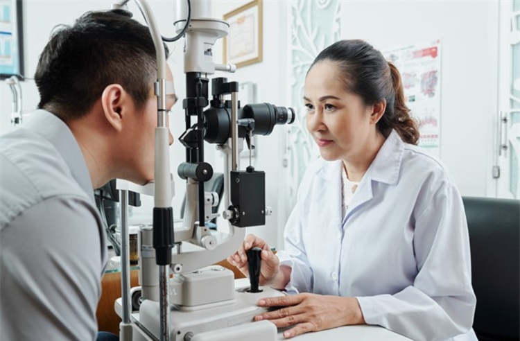 ตรวจสุขภาพตา พร้อมตัดแว่นเลนส์เปลี่ยนสีอัตโนมัติ Transition Classic Index 1.56 แบรนด์ Essilor ที่ คลินิกหมอตาอุดมศักดิ์-สุธีรา