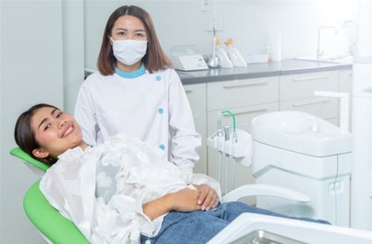 ฟอกสีฟันที่คลินิก ด้วยระบบ Zoom ที่ Bangkok Smile Dental