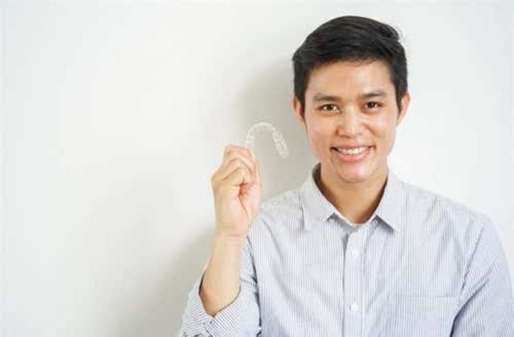 คอร์สจัดฟันแบบใส Invisalign Lite ฟันบนและล่าง ที่ Lets Smile Dental Clinic