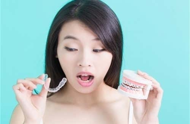 คอร์สจัดฟันแบบใส Invisalign i7 ฟันบนหรือล่าง ที่ About Tooth Dental Clinic