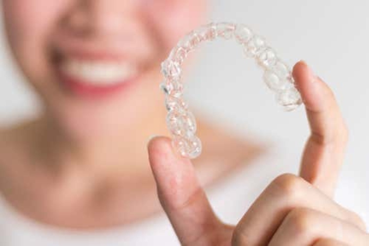 คอร์สจัดฟันแบบใส Invisalign Moderate ฟันบนและล่าง ที่ Smile Society Dental (คลินิกทันตกรรมสไมล์โซไซตี้)