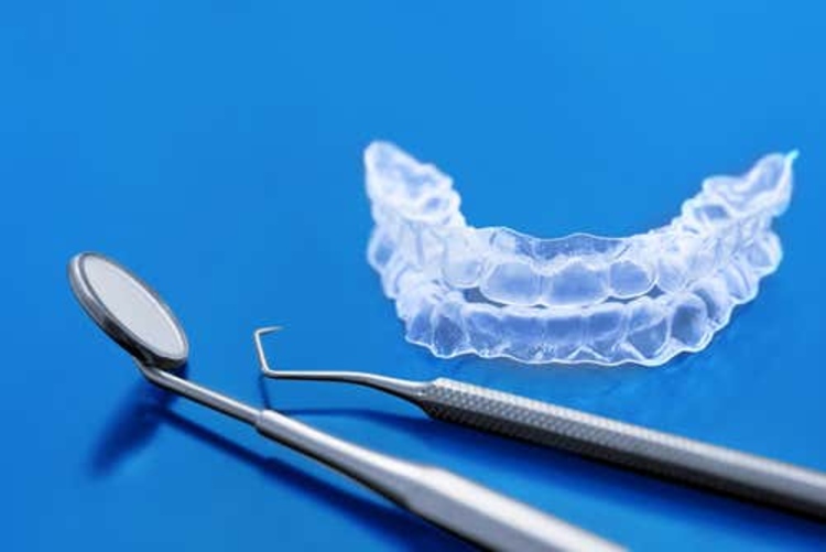คอร์สจัดฟันแบบใส Invisalign Full Comprehensive ฟันบนและล่าง ที่ Smile Society Dental (คลินิกทันตกรรมสไมล์โซไซตี้)