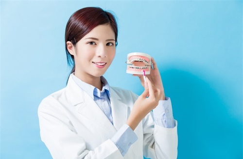 ทำรีเทนเนอร์แบบลวด 2 ชิ้น ฟันบนและล่าง พร้อมตรวจสุขภาพฟัน ที่ House of Smiles Dental Clinic