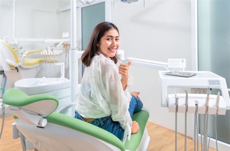 ฟอกสีฟันที่คลินิกด้วยระบบ Cool Light น้ำยาฟอกสีนำเข้าจากออสเตรเลีย ที่ House of Smiles Dental Clinic