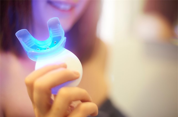 ชุดฟอกสีฟันที่บ้าน พร้อมตรวจสุขภาพช่องปาก ที่ House of Smiles Dental Clinic