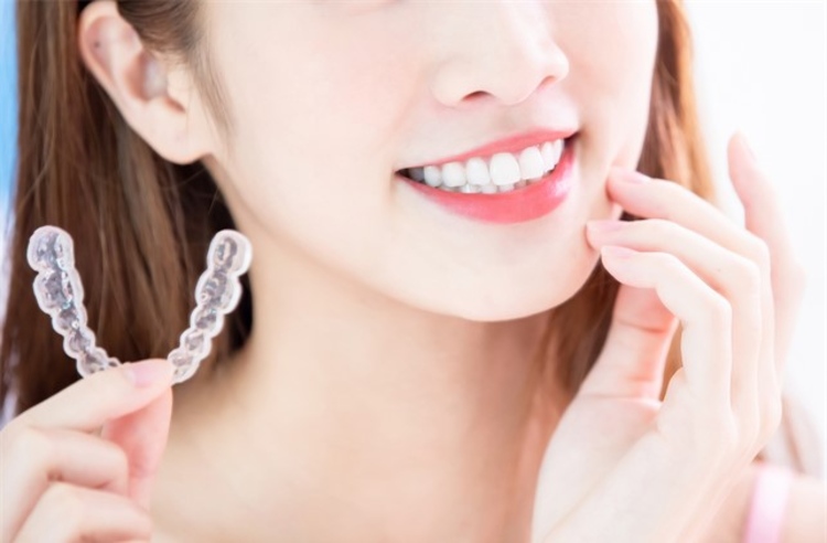 คอร์สจัดฟันแบบใส Clear Aligner 2 เซ็ต บนและล่าง (แล็บไทย) ที่ บ้าน ฟ. ฟัน คลินิกทันตกรรม (Baanforfun Dentistry)