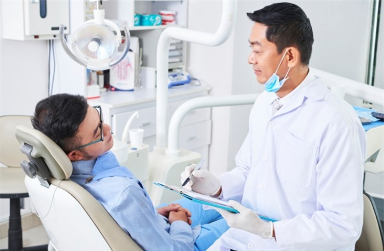 ฟอกสีฟันที่คลินิกด้วยระบบ Cool Light ที่ Rainbow Dental Clinic