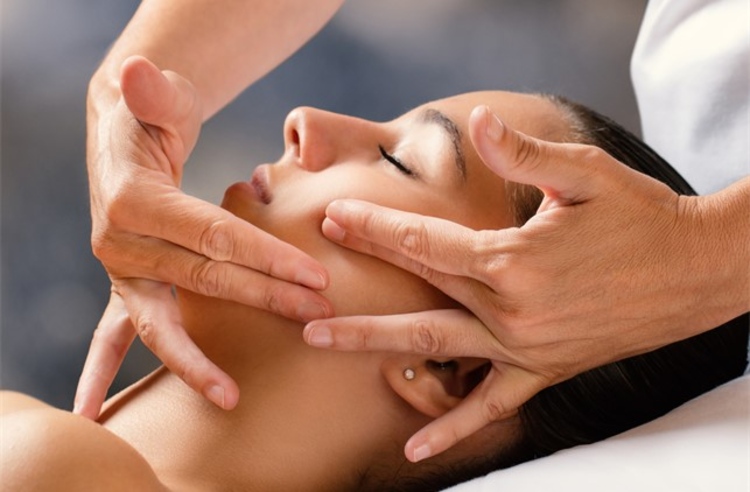 นวดกดจุดหน้าและมือ 20 นาที 1 ครั้ง ที่ Lalynthip Massage & Salon