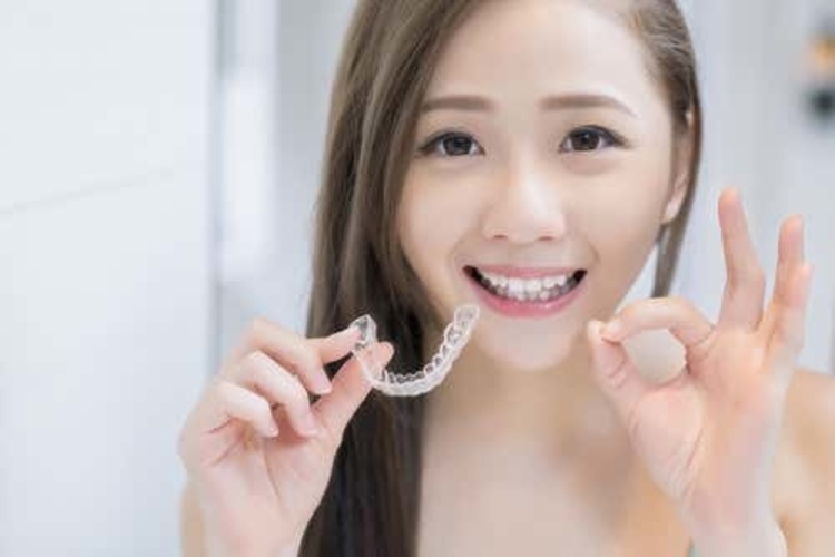 ทำรีเทนเนอร์แบบใส 1 ชิ้น (บนหรือล่าง) พร้อมตรวจสุขภาพฟัน ที่ The ARCH Dental Center (ศูนย์ทันตกรรมดิอาร์ช)