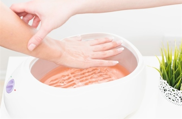 ทำสปาพาราฟินมือ 2 ข้าง พร้อมทาเล็บด้วยสีธรรมดา 1 ครั้ง ที่ Nail Parfait