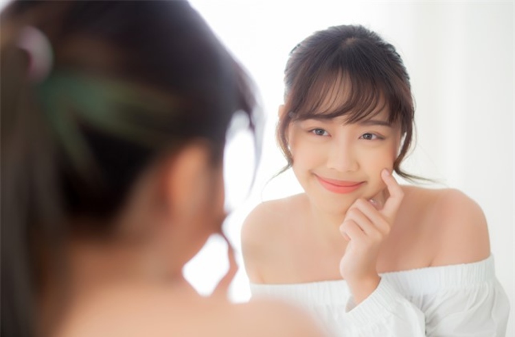 คอร์สผลักวิตามินและความชุ่มชื้นให้ผิวหน้าด้วยความเย็น (Cooling Facial) 5 ครั้ง ที่ Levince Clinic