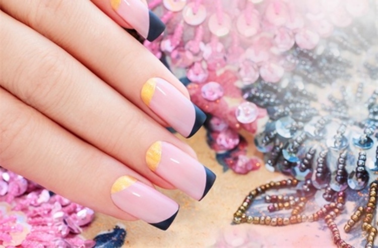 ต่อเล็บอะคริลิก สีเฟรนช์และแฟนซี มือหรือเท้า 2 ข้าง 1 ครั้ง ที่ Nail Parfait
